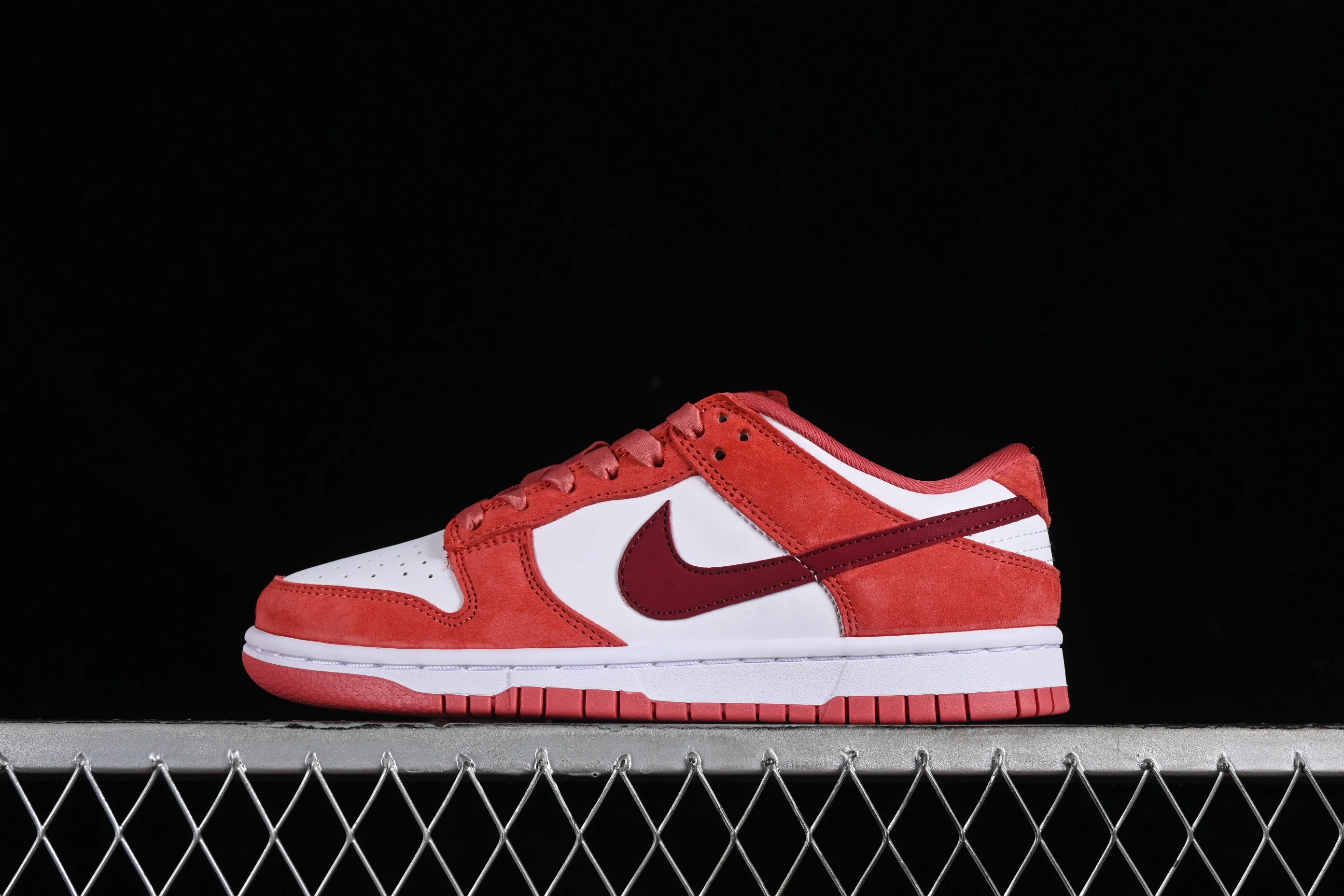 All categories Nk SB Dunk series Nk SB Dunk Low low-top sneakers Nk SB Dunk Low Retro "Valentine's Day 2024" White Rose Red Valentine's Day SB low-top casual sports skateboard shoes FQ7056-100